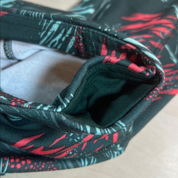 Patagonia Leggings with Red and Green Design Sz M - Picture 4 of 9